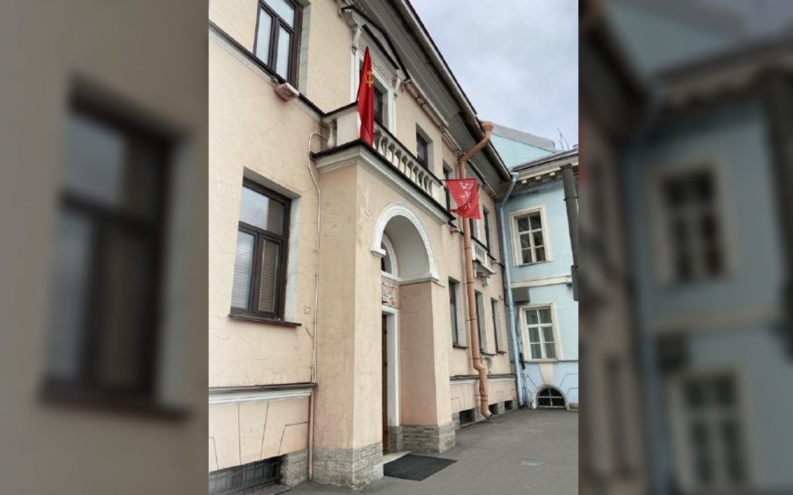 Над входом в офис бизнесмена Евгения Пригожина появились знамена СССР