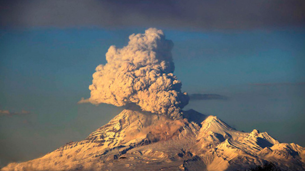 Вулкан Безымянный «послал» пепел на высоту до 4,5 км