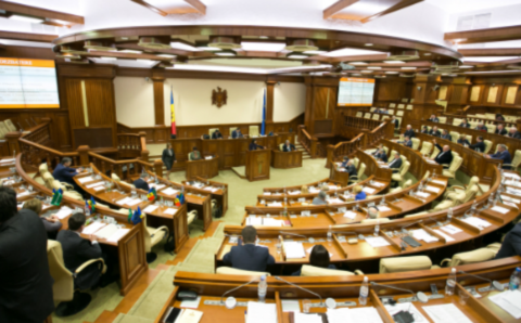 Оппозиция бойкотировала заседание парламента Молдавии из-за задержания Додона