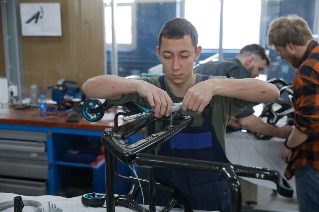 В Приморье запустят серийное производство инвалидных колясок из карбона