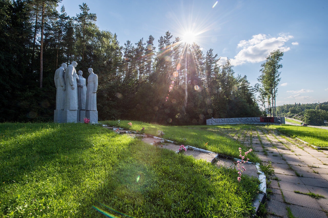 Площадку у мемориала погибшим военным дорожникам Западного фронта на М-1 обновят