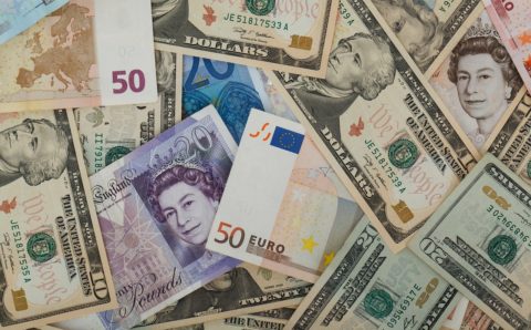 Евро на Мосбирже подешевел до 58 рублей, доллар — до 56