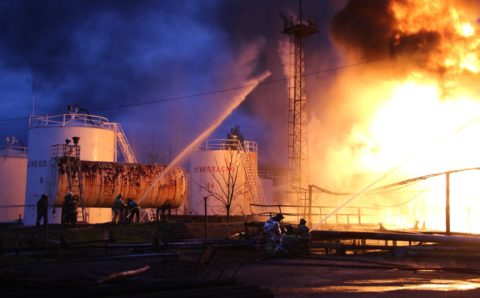 Закрыть окна попросили жителей Донецка и Макеевки после удара ВСУ по нефтебазе