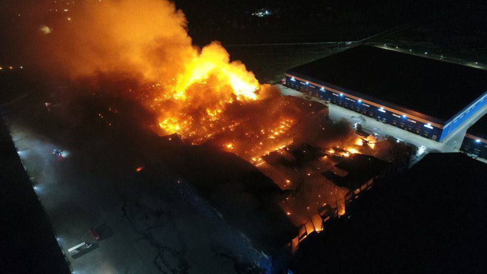 В Московской области загорелся склад на площади 33,8 тысяч «квадратов»