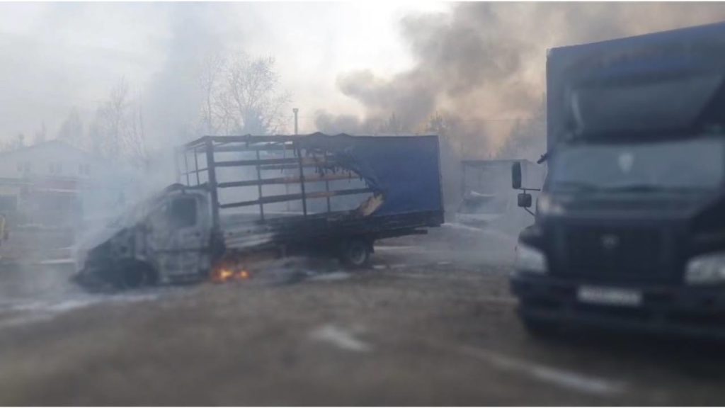 На стоянке в Твери загорелись более 30 грузовых автомобилей