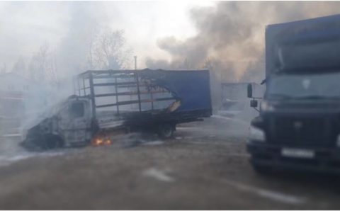 На стоянке в Твери загорелись более 30 грузовых автомобилей