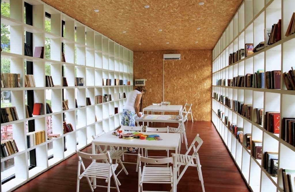 Точки обмена книгами открылись в парках Москвы