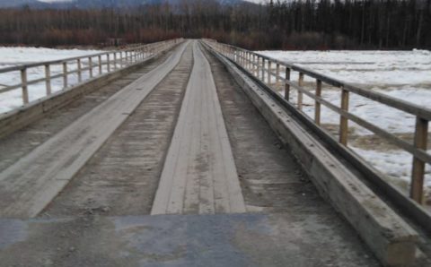 Сразу несколько опор моста повредил ледоход в Амурской области