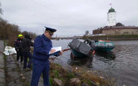 В бухте Финского залива в Выборге застрял катер «Омич»