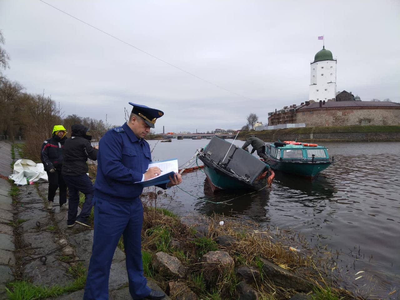 В бухте Финского залива в Выборге застрял катер «Омич»