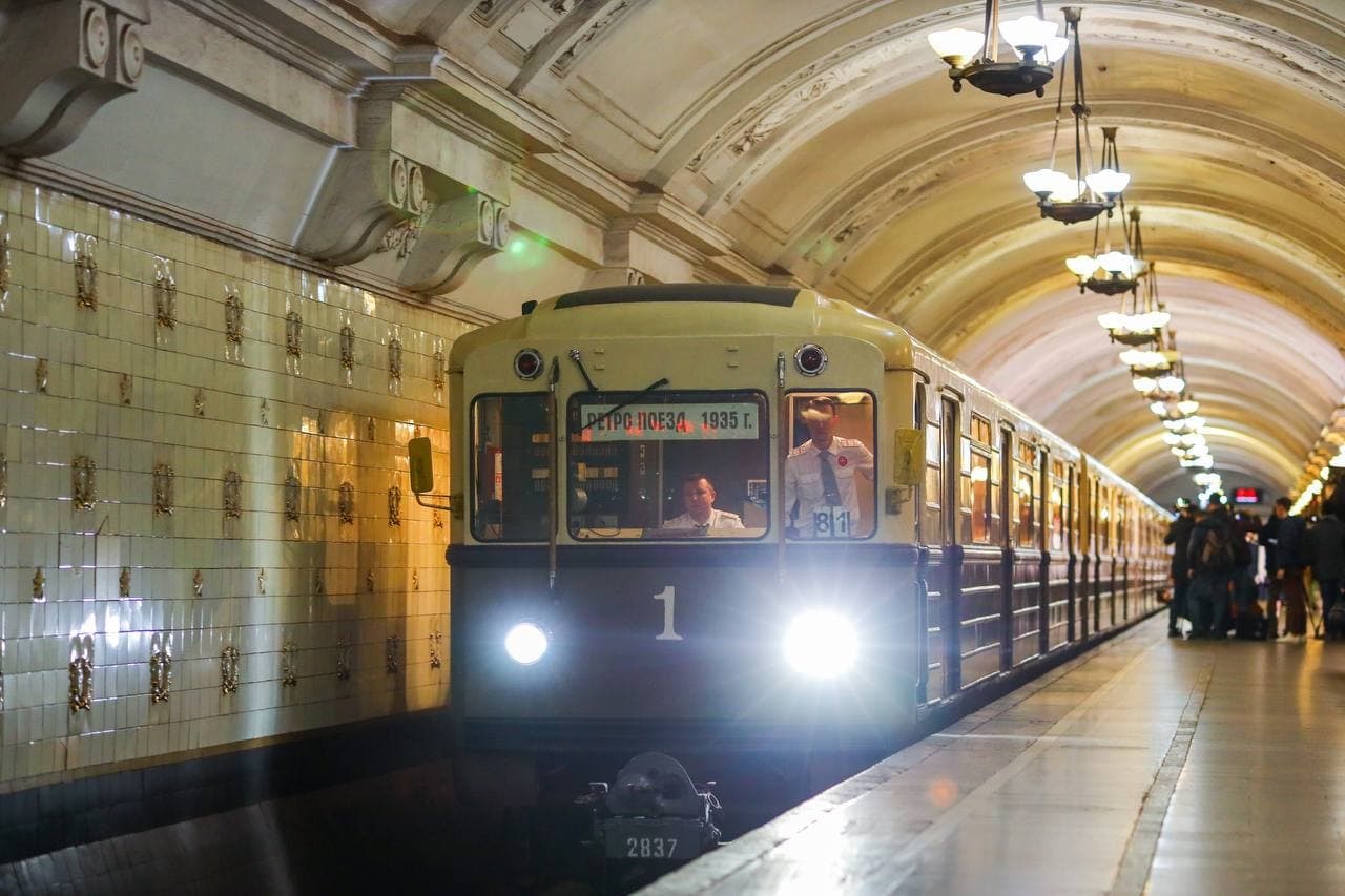 В московском метро провели парад поездов в честь дня рождения