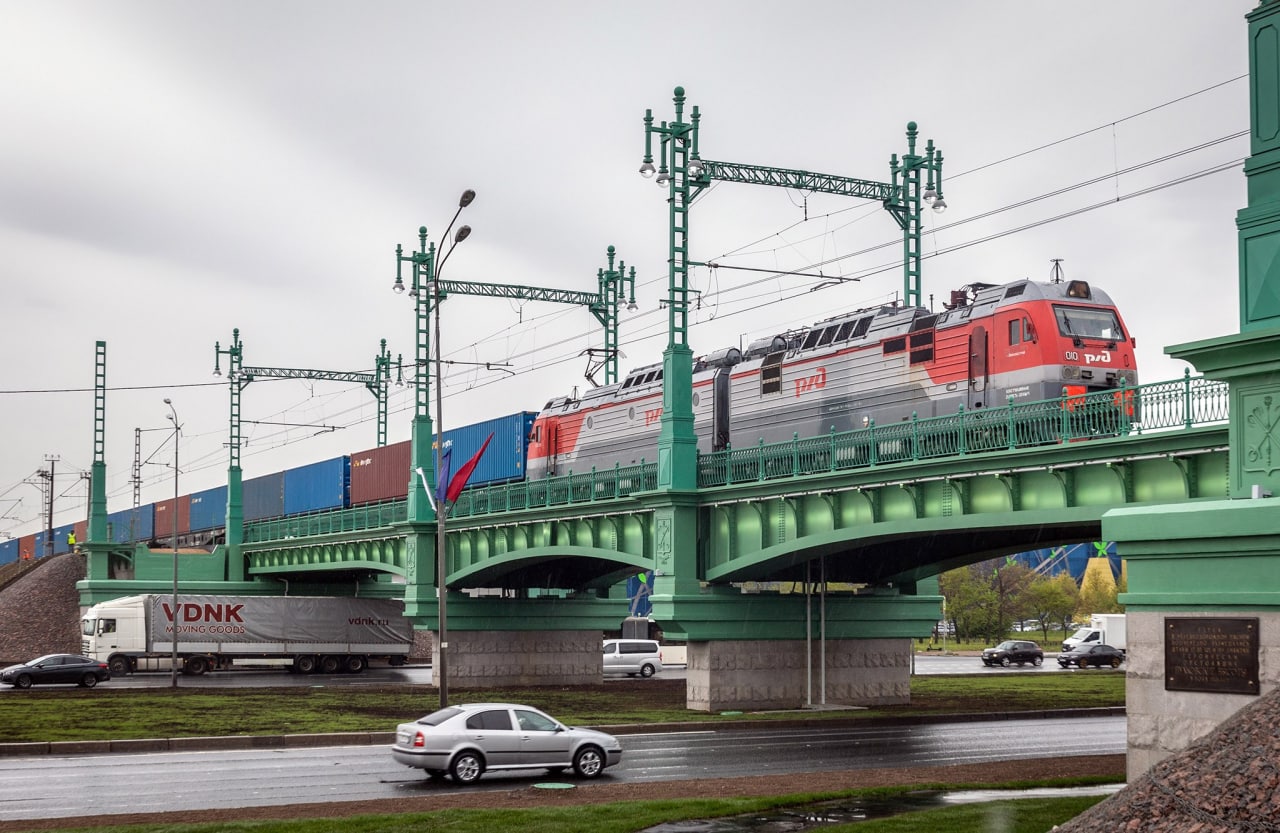 Над Пулковским шоссе заработал новый железнодорожный путепровод