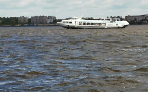 Севшим на мель Волги теплоходом управлял нетрезвый капитан, есть пострадавшие