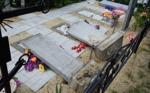 Вандалы совершили нападение на кладбище в самом большом селе России