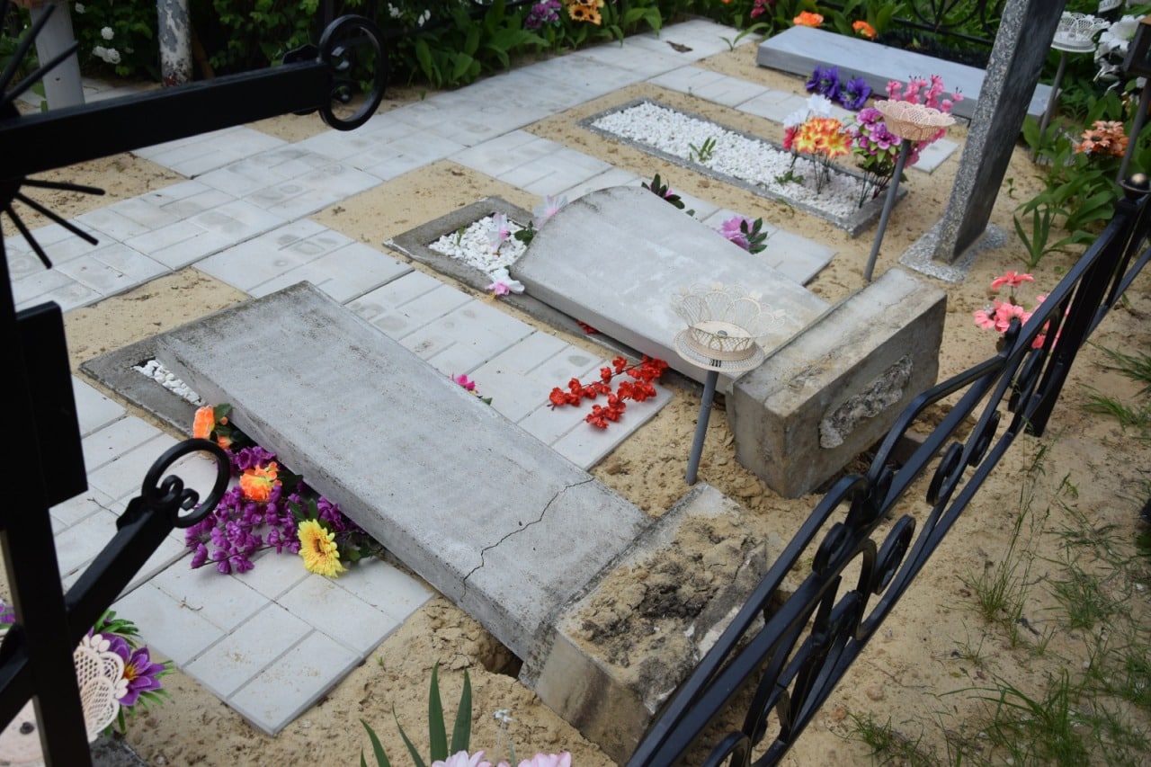 Вандалы совершили нападение на кладбище в самом большом селе России