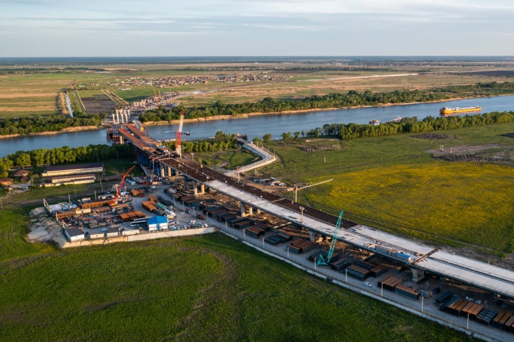 В Ростовской области завершили установку опор для двухкилометрового моста