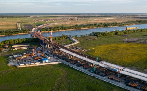 В Ростовской области завершили установку опор для двухкилометрового моста