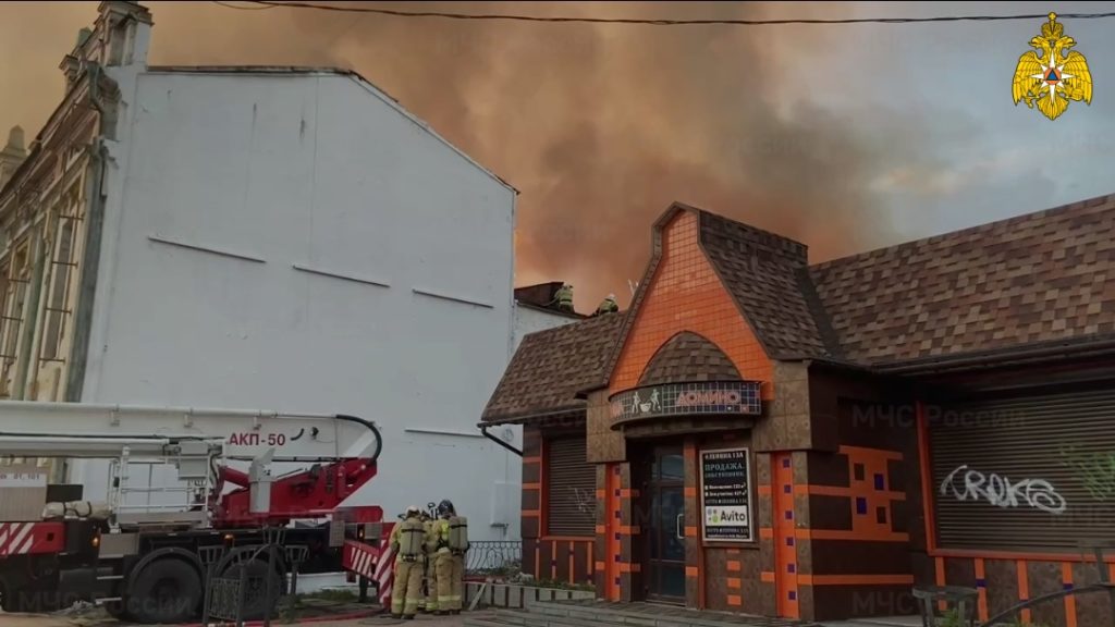 МЧС: В центре Иркутска разгорелся крупный пожар