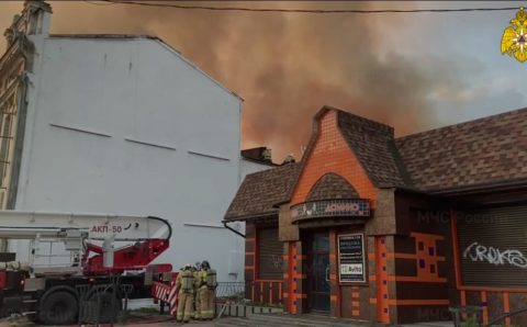 МЧС: В центре Иркутска разгорелся крупный пожар