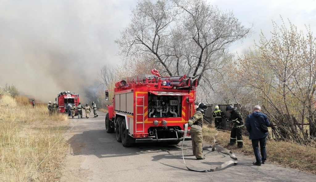 Десятки дач воспламенились в столице Хакасии