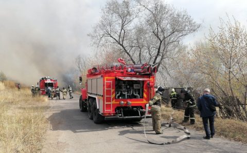 Десятки дач воспламенились в столице Хакасии