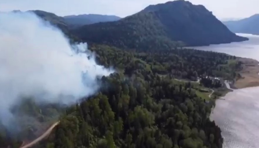 Пожарные локализовали огонь в районе Телецкого озера в Республике Алтай