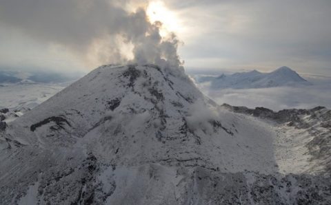 Неощутимое землетрясение и выброс пепла из вулкана произошли на Камчатке