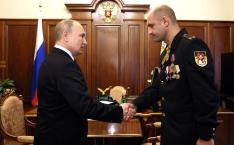 Отец Героя России Владимира Жоги получил награду за погибшего сына