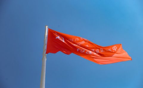 На самый высокий флагшток Дальнего Востока подняли Знамя Победы