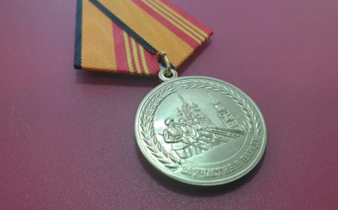 Участникам военного парада в Самаре вручили памятные медали