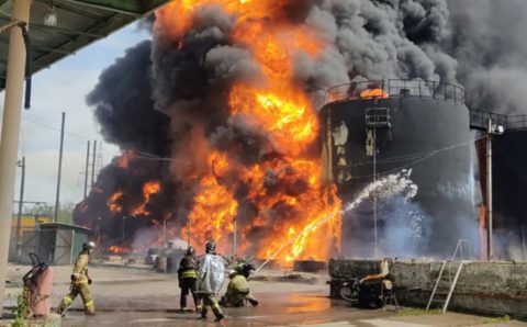 Подразделения МЧС продолжают тушить пожар на нефтебазе в Макеевке