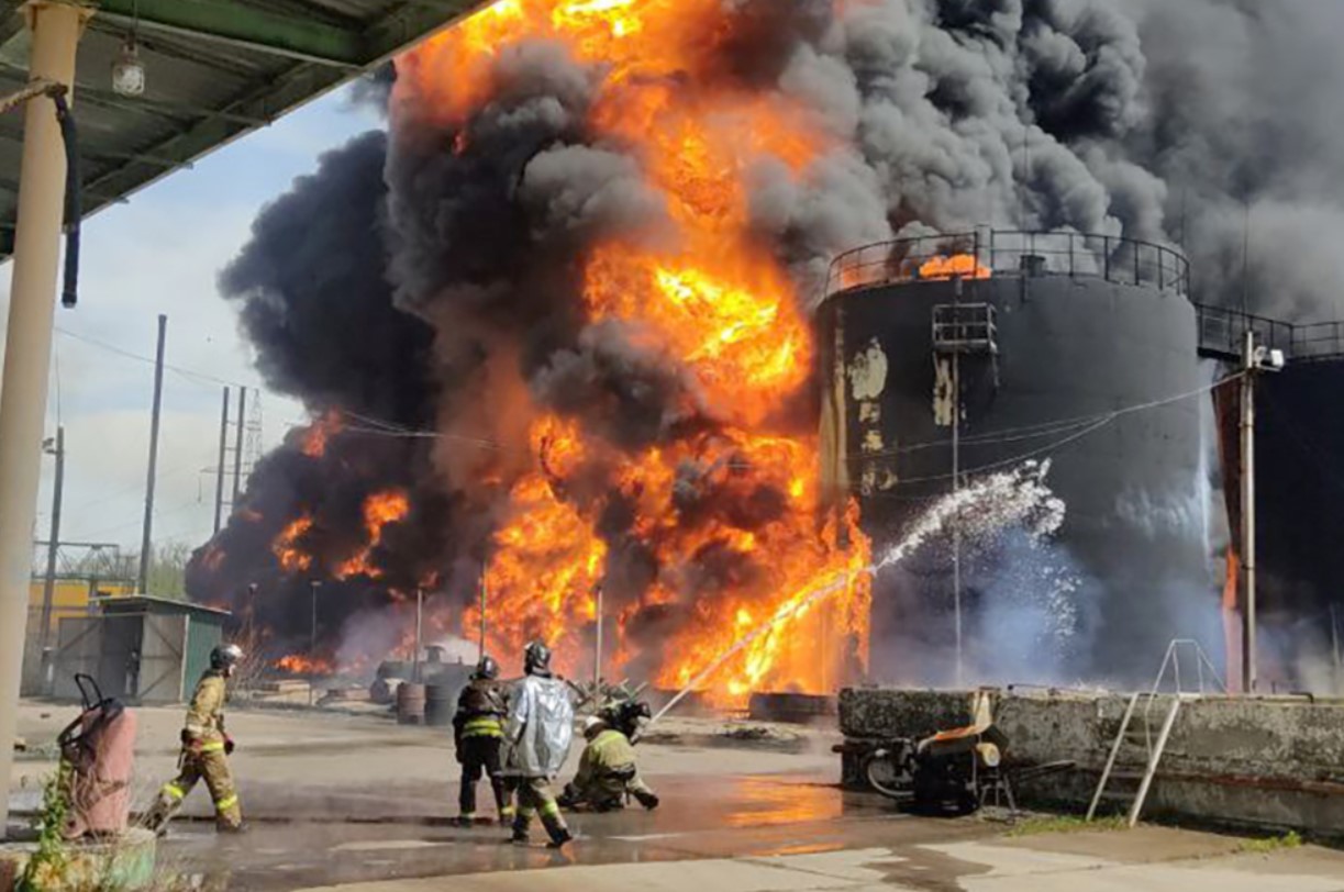 Подразделения МЧС продолжают тушить пожар на нефтебазе в Макеевке