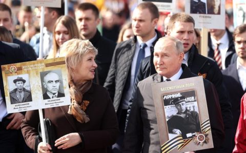 Путин присоединился к колонне «Бессмертного полка» в Москве
