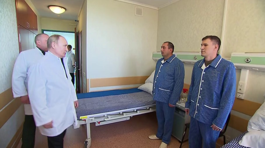 Путин посетил в госпитале раненных на Украине военных