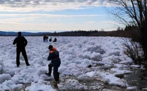 Четырех подростков в Якутии сняли с дрейфующей по реке льдины