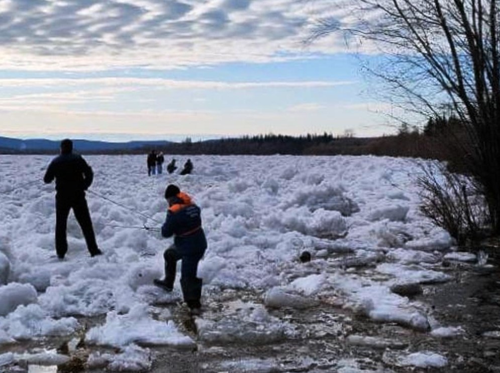 Четырех подростков в Якутии сняли с дрейфующей по реке льдины