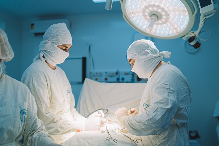 Подмосковные врачи удалили пациентке 25-сантиметровую опухоль в яичнике