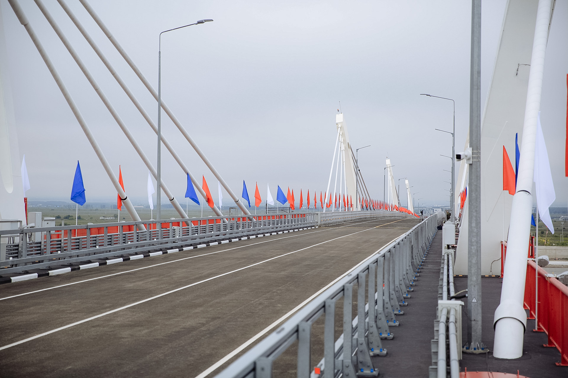 Запущено грузовое движение по мосту через Амур, связывающему РФ и КНР