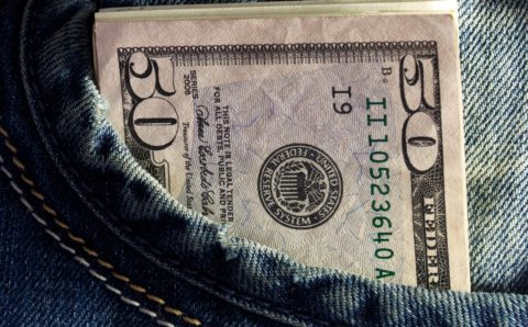 Экспортёрам в РФ больше не нужно продавать половину валютной выручки