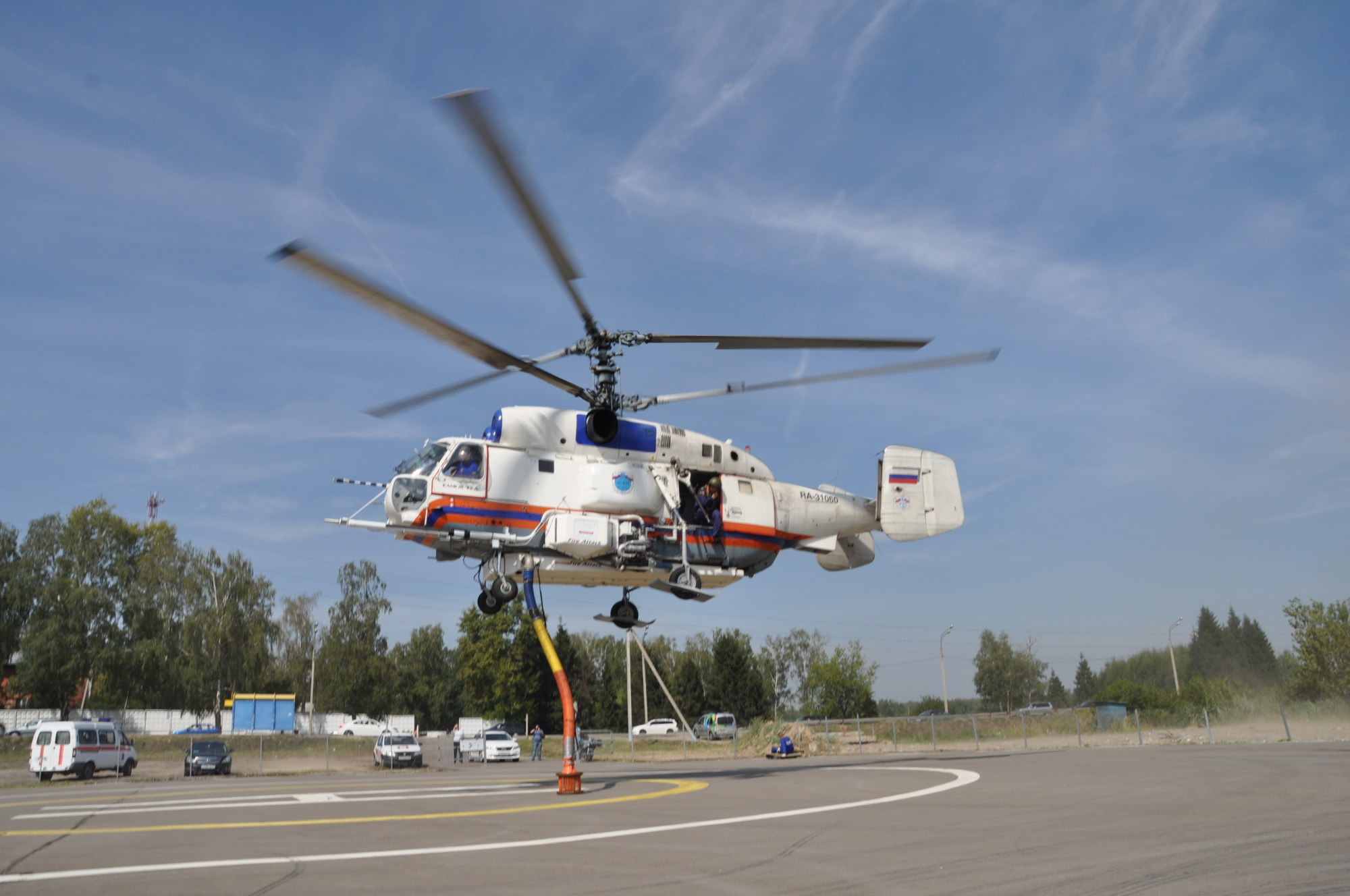 Вертолёт Ка-32 вызвали для тушения мусора на Каширском шоссе в Москве