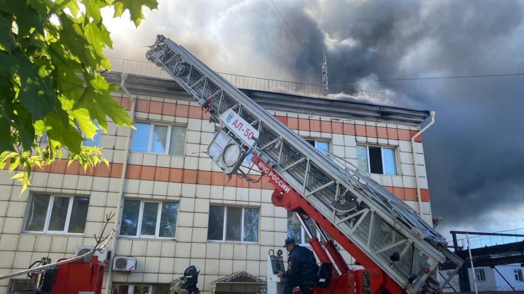 Пожарные ликвидировали огонь на автобазе в центре Тюмени