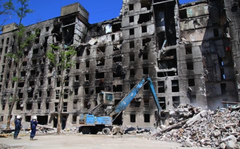 Разбор завалов начался в полуразрушенном Мариуполе