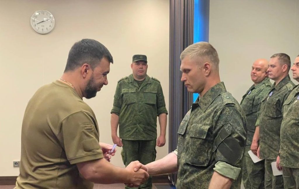 Военные армии России в Донбассе были удостоены наград ДНР