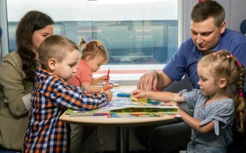 РЖД снова раздает скидки многодетным семьям для поездок по России