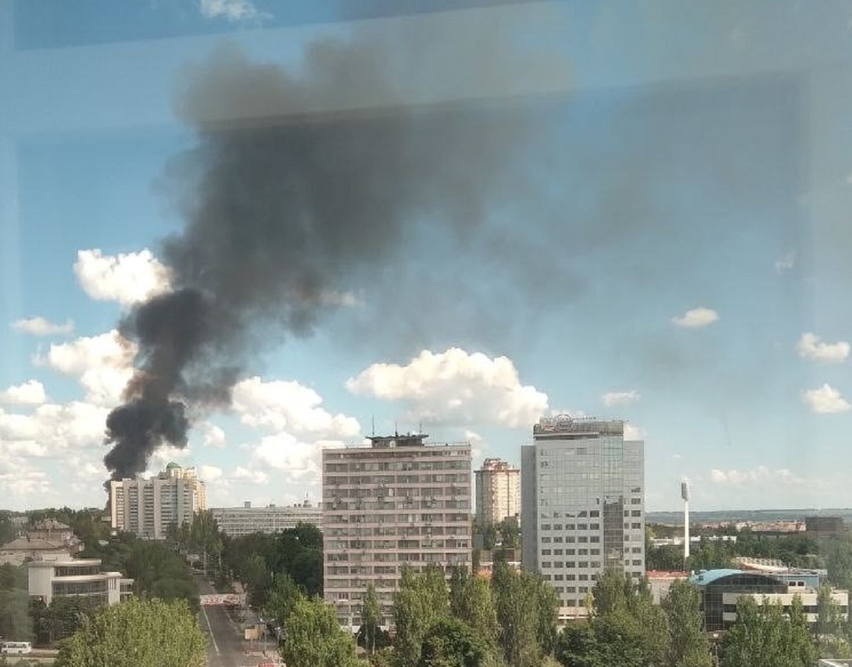 Чёрный столб дыма поднялся над Донецком — власти приостановили движение транспорта