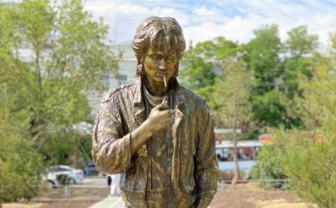 Памятник Виктору Цою появился в Элисте в честь его 60-летия