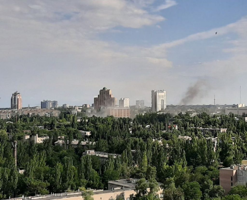 Около 60 артиллерийских снарядов взорвались в центре Донецка за последние два часа
