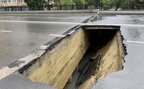 В центре Симферополя обрушилась дорога