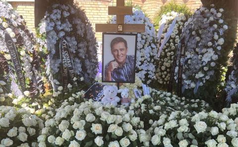 «Беззащитны шипы»: место захоронения Юрия Шатунова усыпали белыми розами