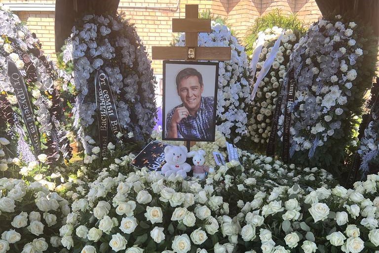 «Беззащитны шипы»: место захоронения Юрия Шатунова усыпали белыми розами